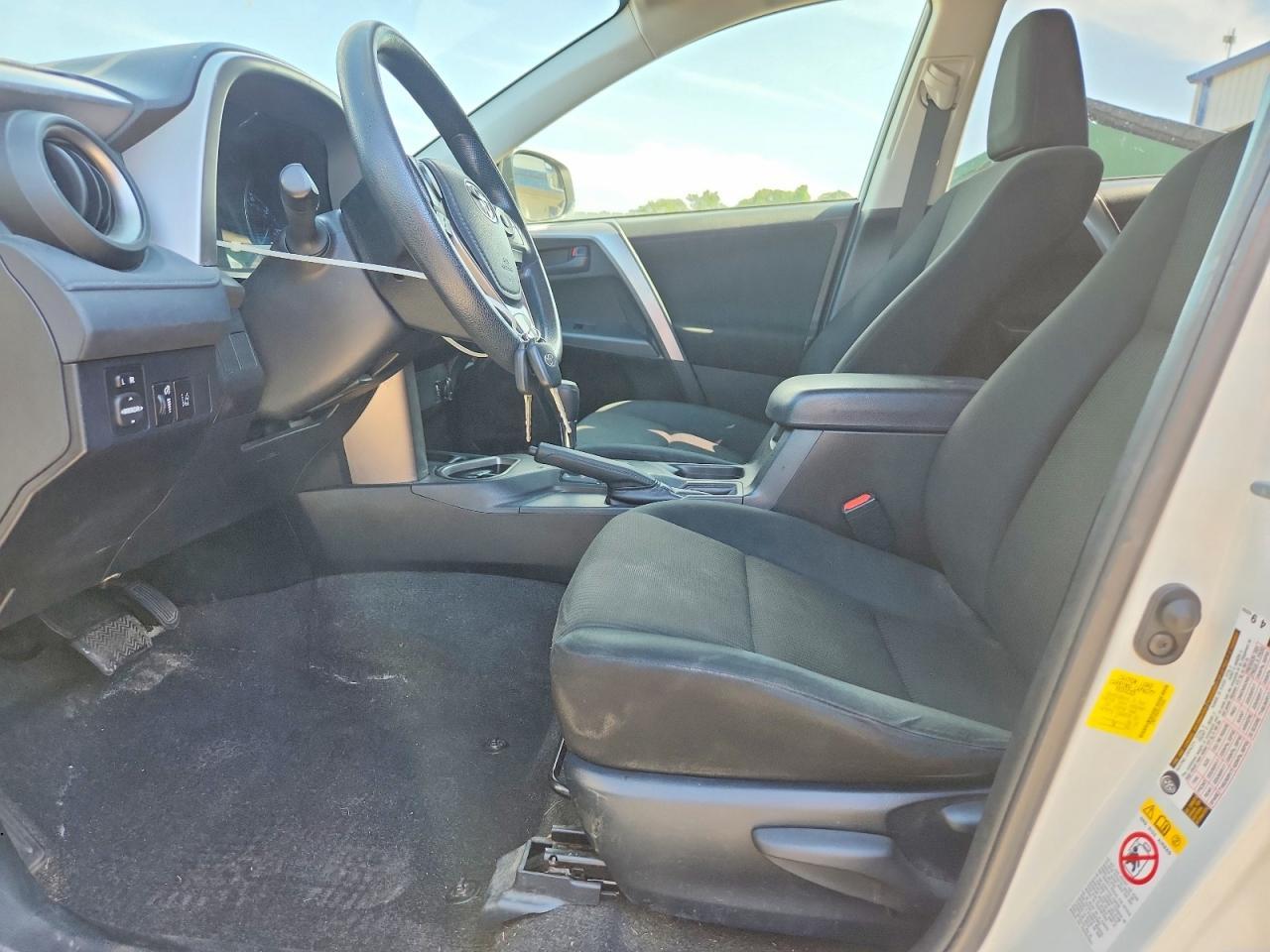 Toyota RAV4 LE FWD (Natl) 2017