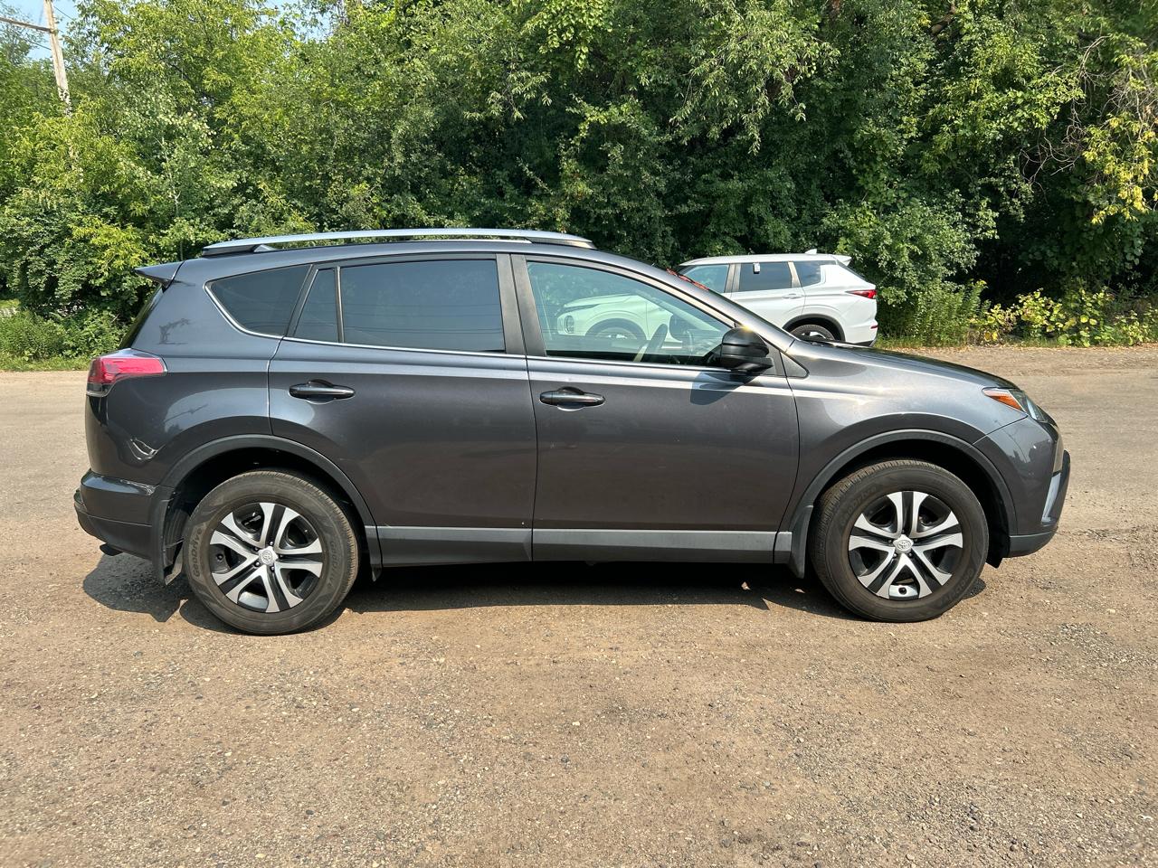 Toyota RAV4 LE AWD (Natl) 2017