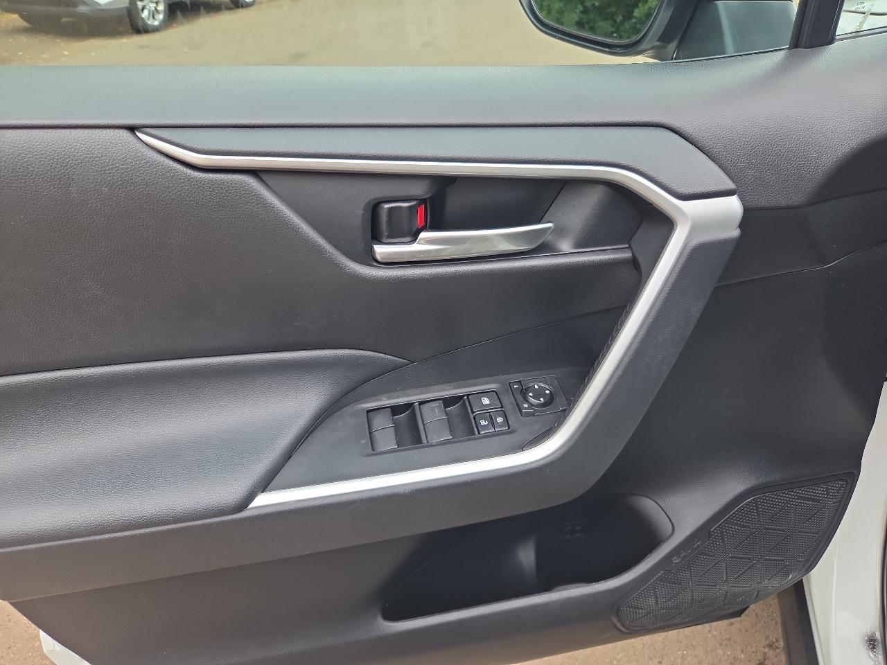 Toyota RAV4 XLE AWD (Natl) 2021