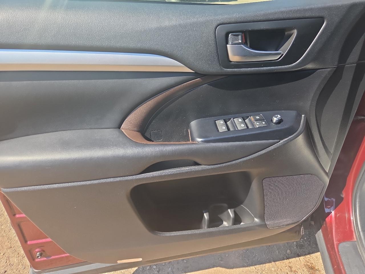 Toyota Highlander SE V6 AWD (Natl) 2019