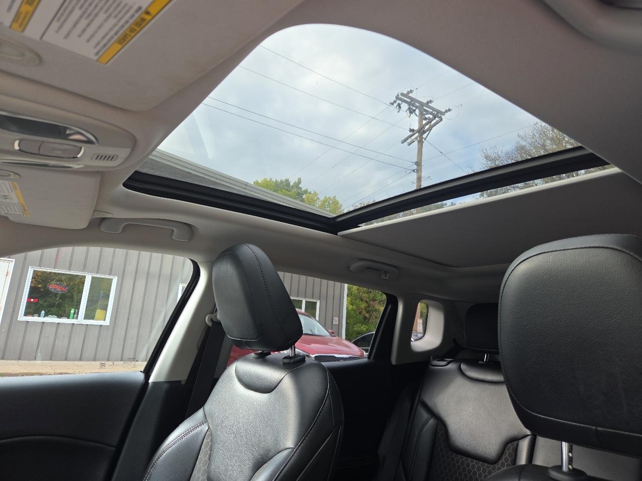 Jeep Compass Latitude w/Sun/Safety Pkg FWD 2020