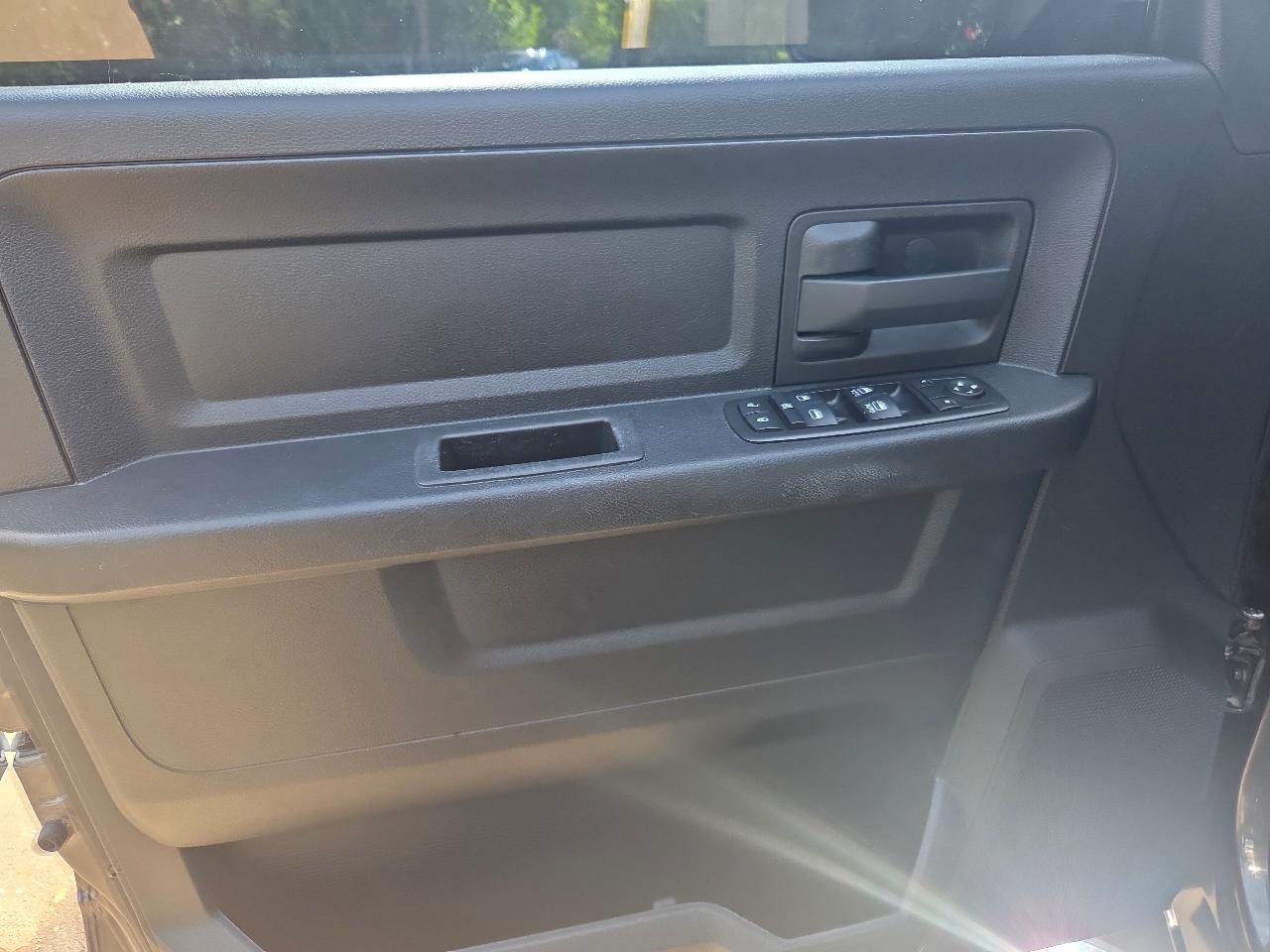 RAM 1500 4WD Crew Cab 140.5" Express 2014