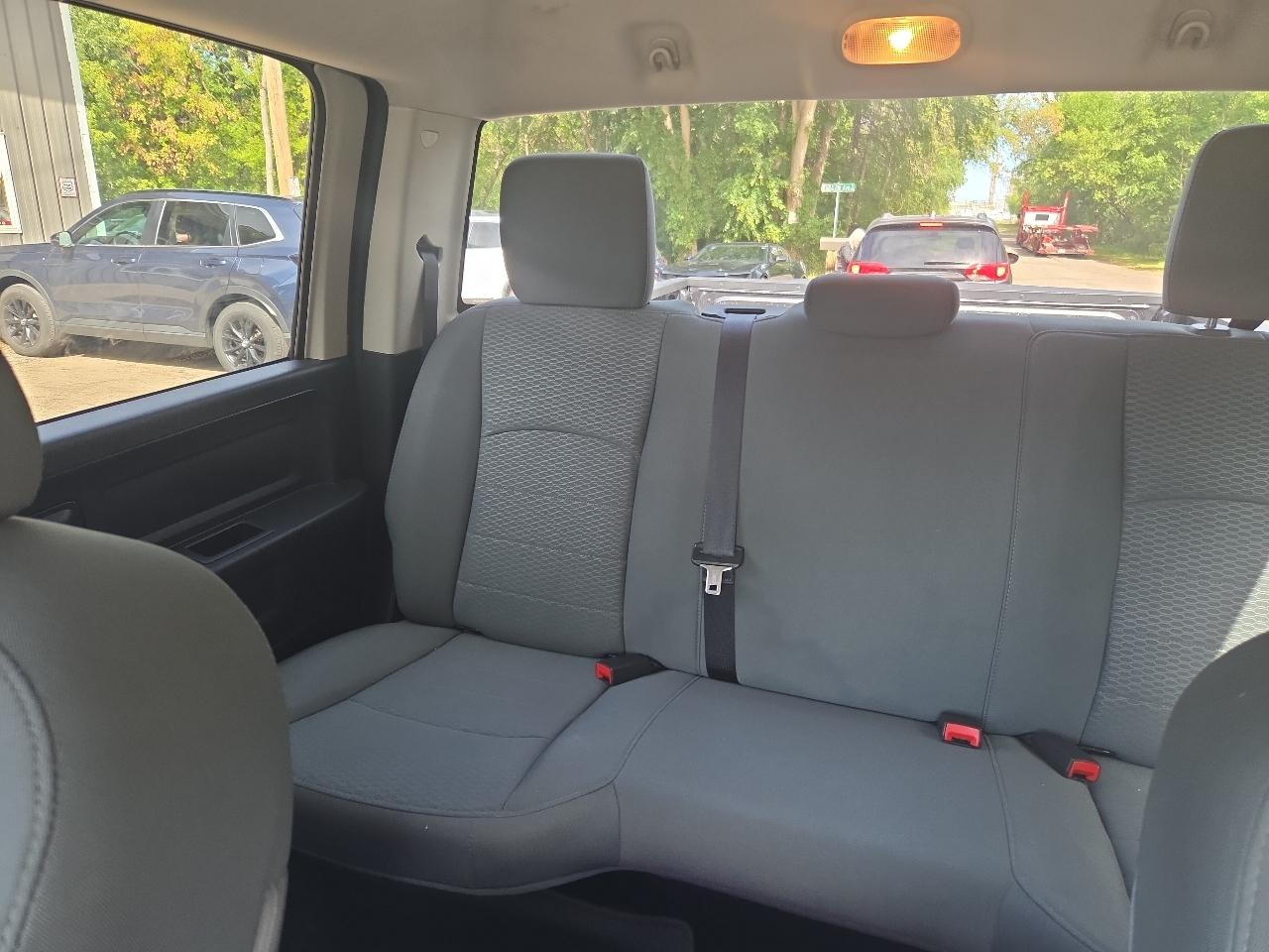 RAM 1500 4WD Crew Cab 140.5" Express 2014