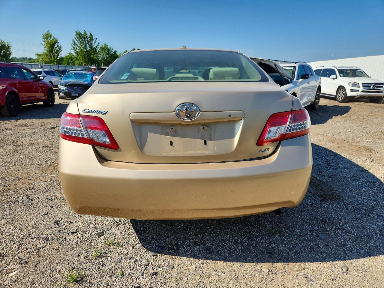 Toyota Camry 4dr Sdn I4 Man LE (Natl) 2011