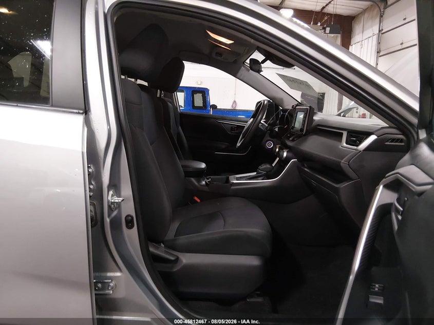 Toyota RAV4 LE AWD (Natl) 2020
