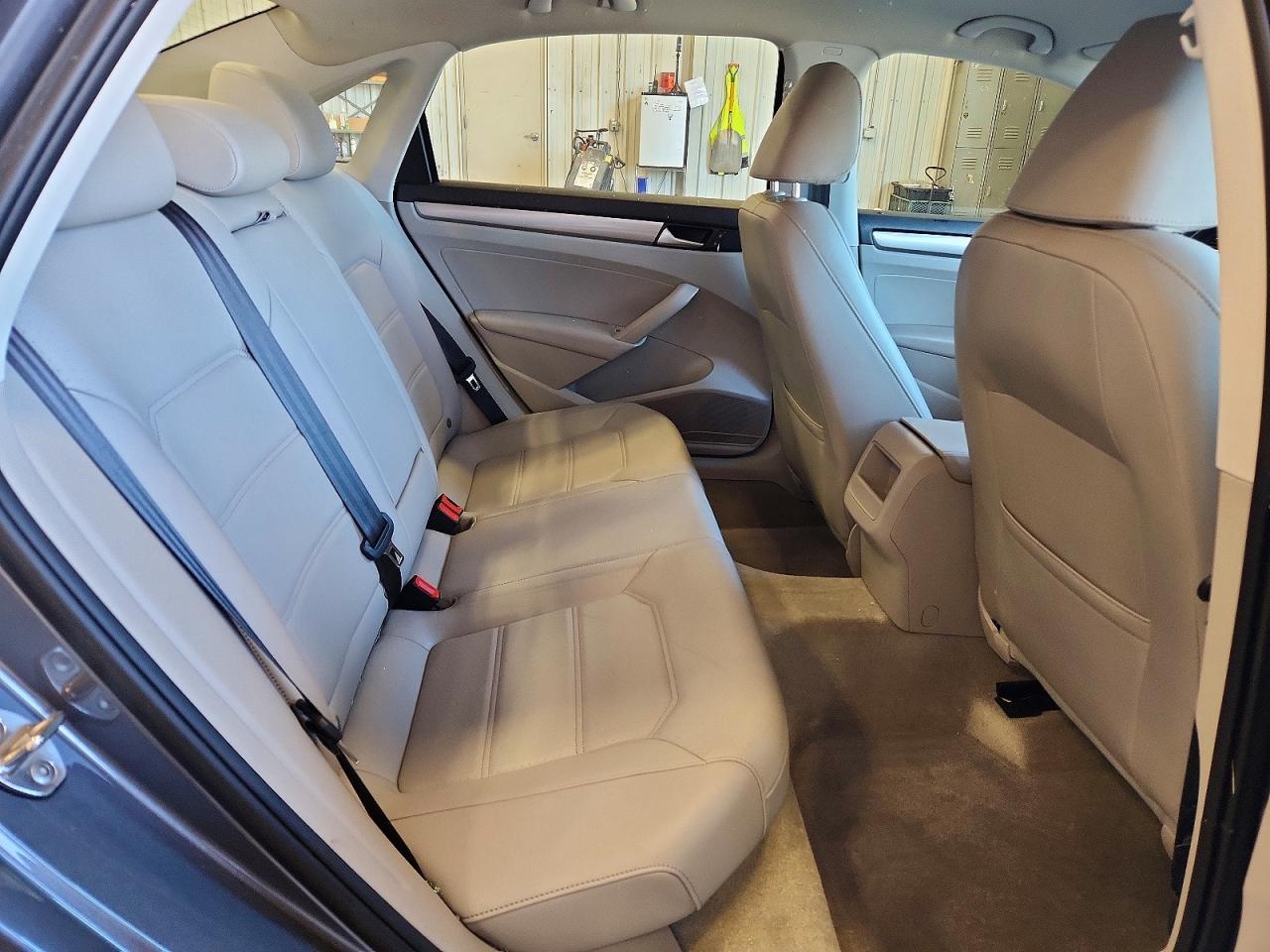 Volkswagen Passat 4dr Sdn 1.8T Auto S 2015