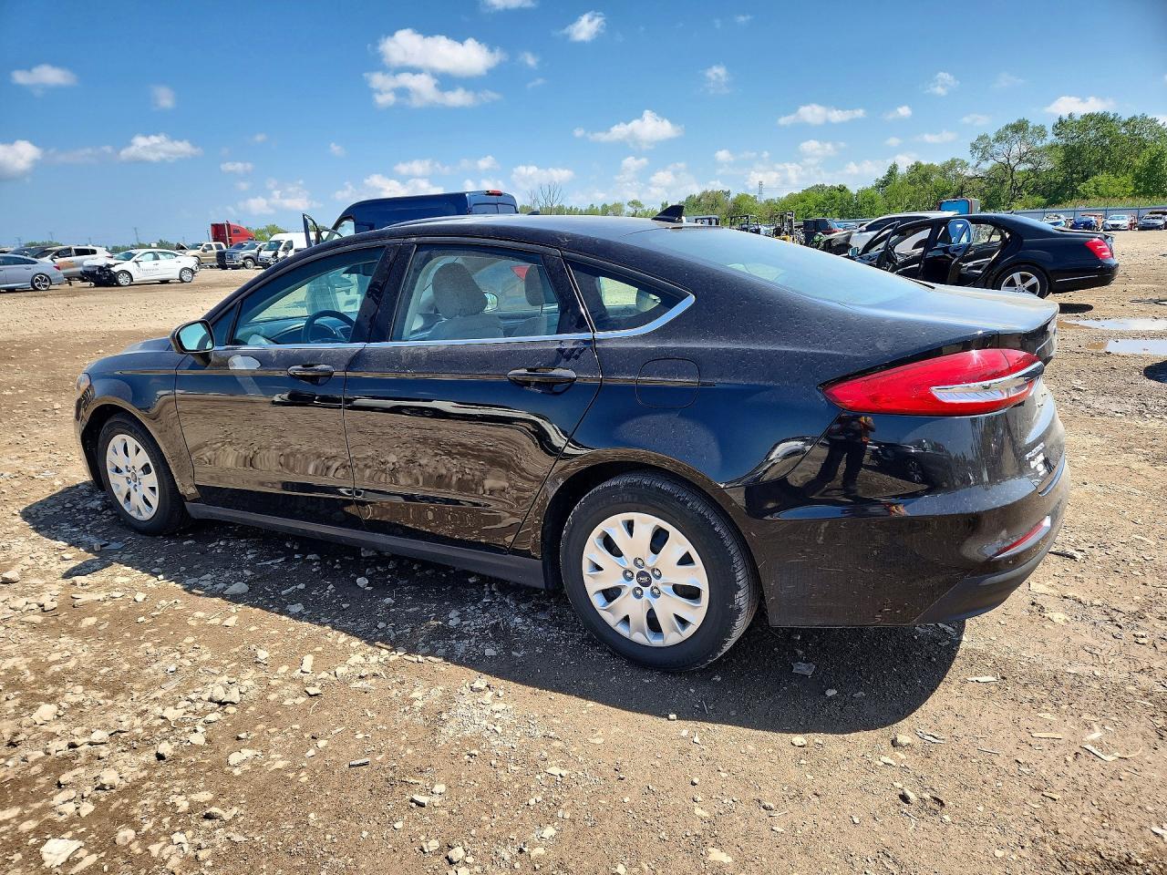 Ford Fusion S FWD 2020