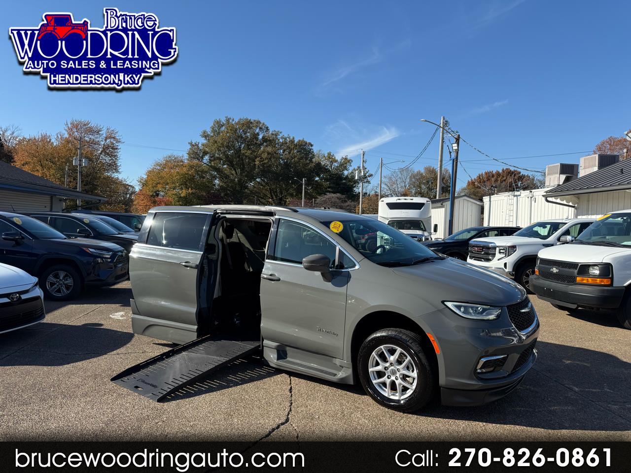 2022 Chrysler Pacifica Touring L's photo