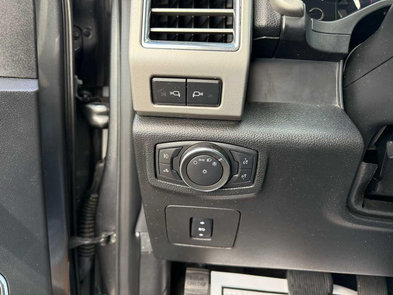 Ford F-150 4WD SuperCrew 145" Lariat 2015