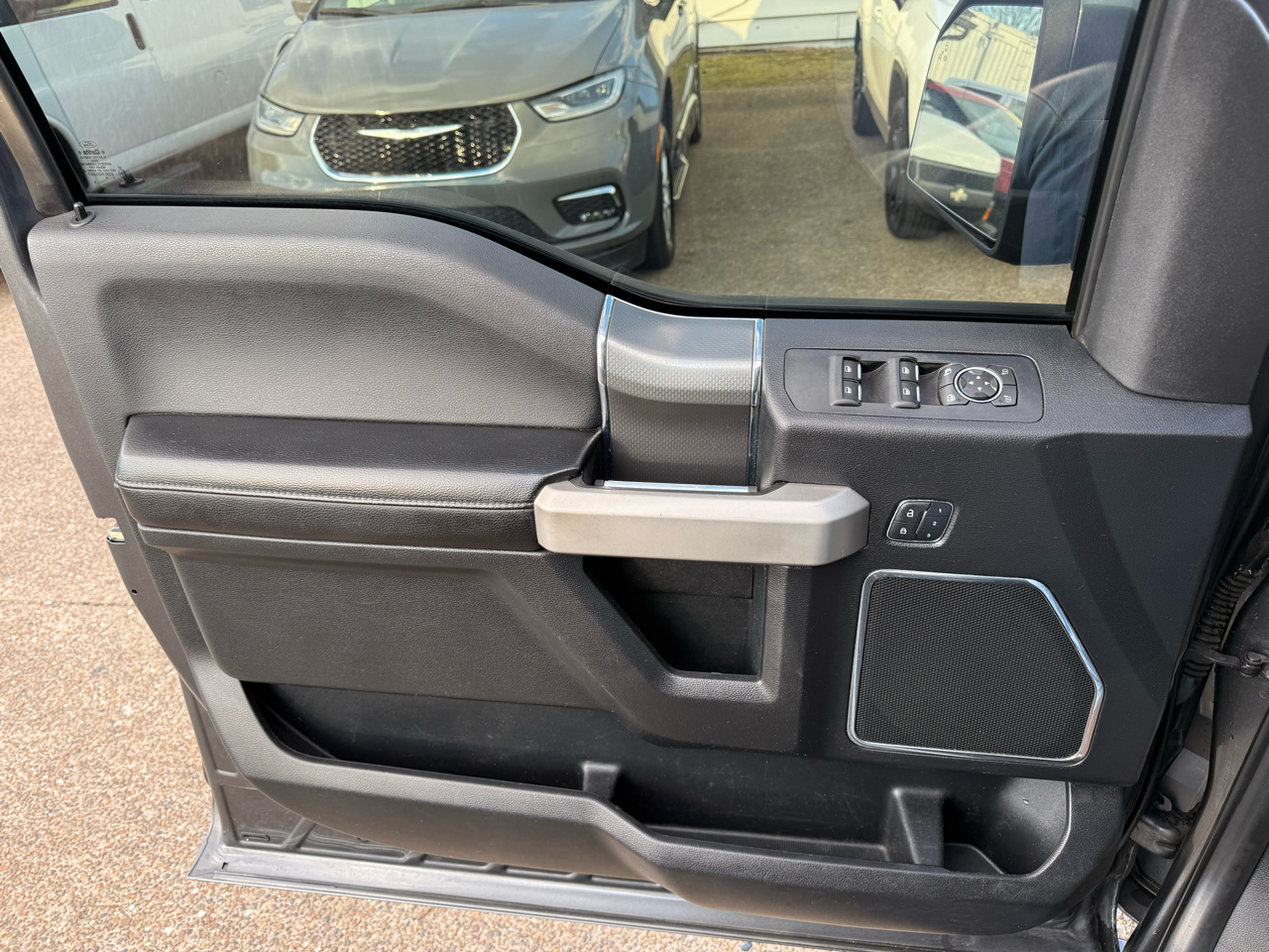 Ford F-150 4WD SuperCrew 145" Lariat 2015