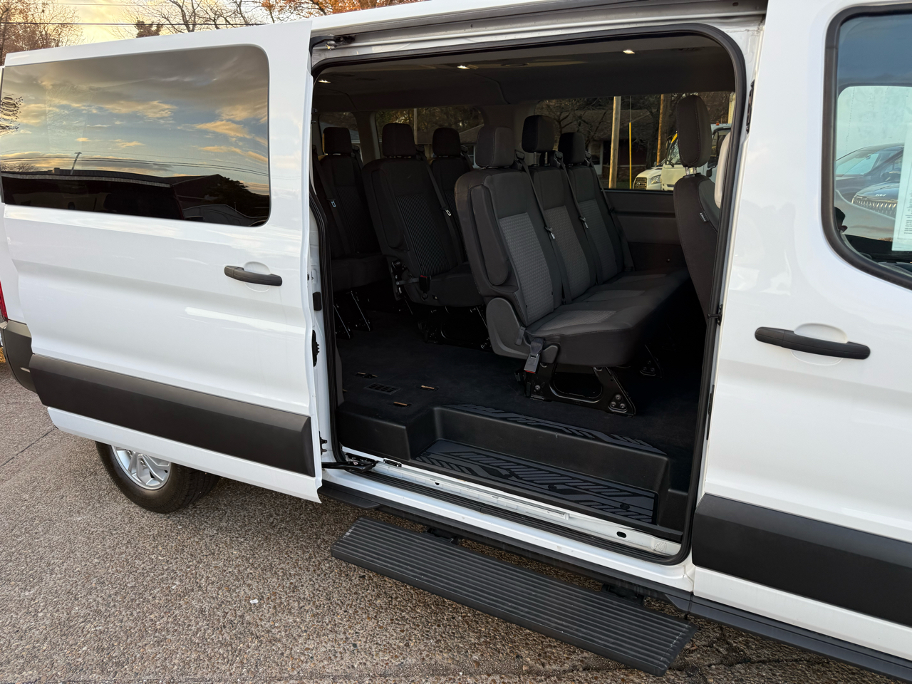 Ford Transit Passenger Wagon T-350 148" Low Roof XLT RWD 2021