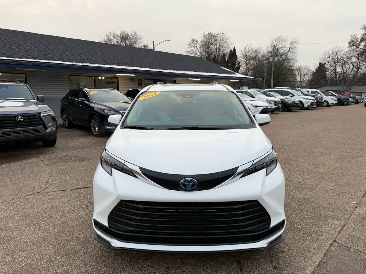 Toyota Sienna LE FWD 8-Passenger (Natl) 2025