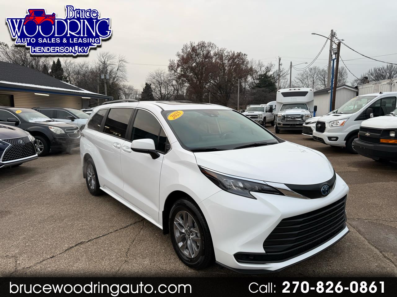 2025 Toyota Sienna LE's photo