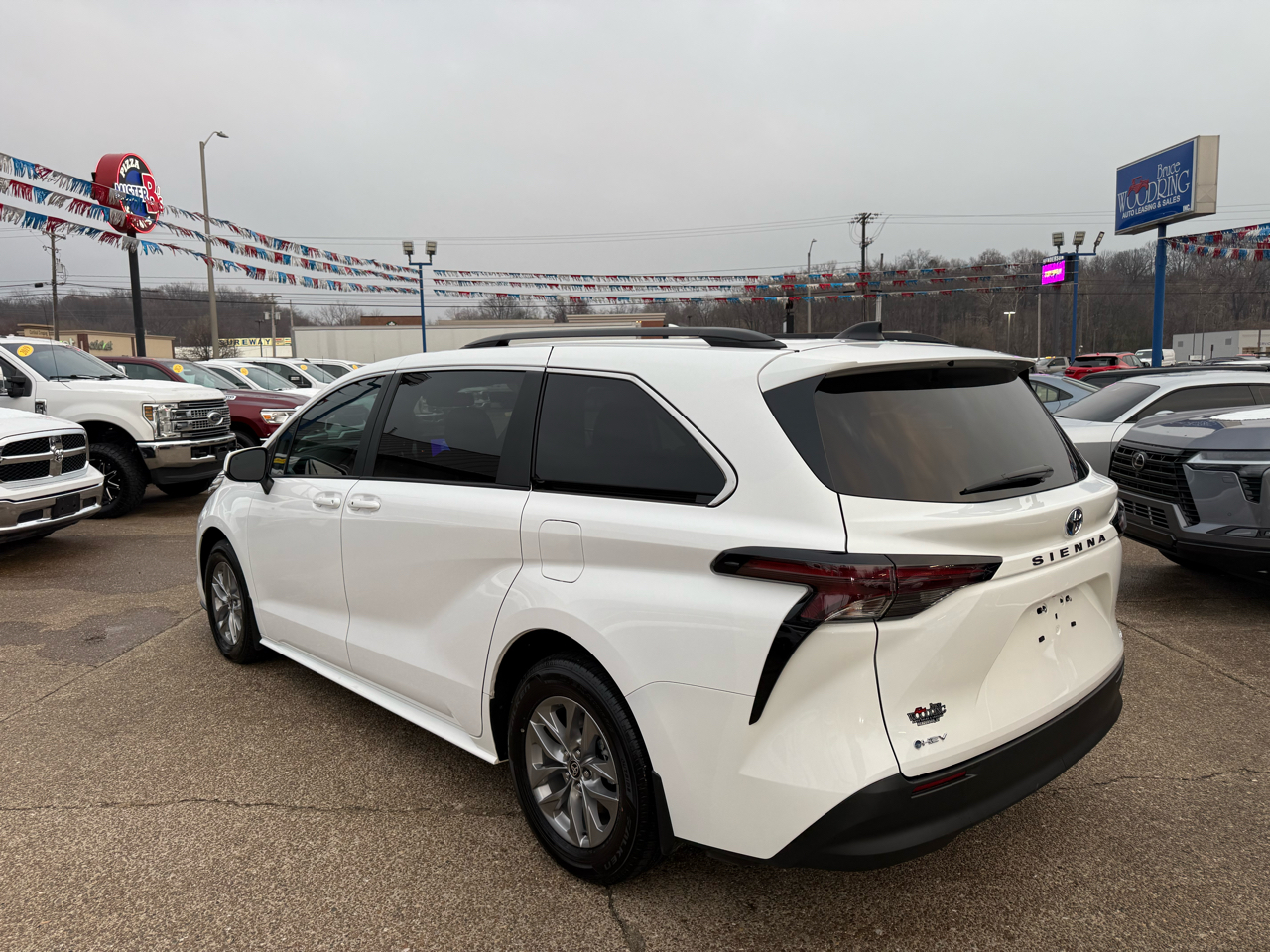 Toyota Sienna LE FWD 8-Passenger (Natl) 2025