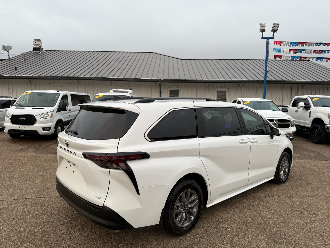 Toyota Sienna LE FWD 8-Passenger (Natl) 2025
