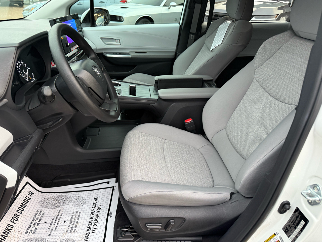 Toyota Sienna LE FWD 8-Passenger (Natl) 2025