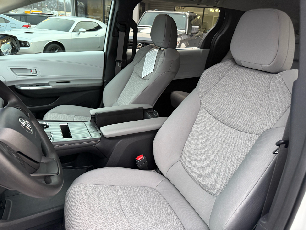 Toyota Sienna LE FWD 8-Passenger (Natl) 2025