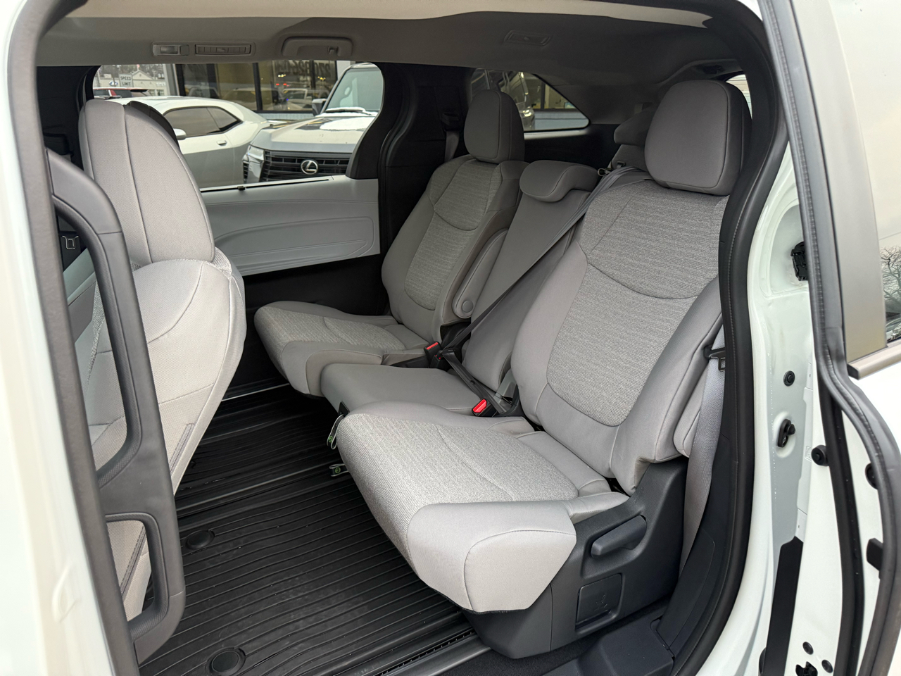 Toyota Sienna LE FWD 8-Passenger (Natl) 2025