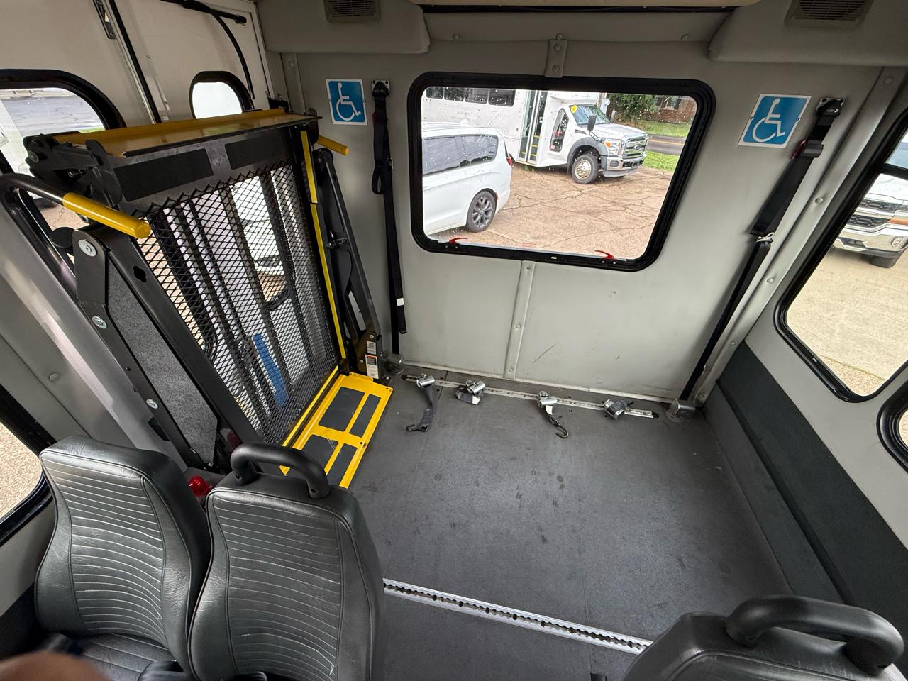 Ford Econoline Commercial Cutaway E-350 Super Duty 138" SRW 2013