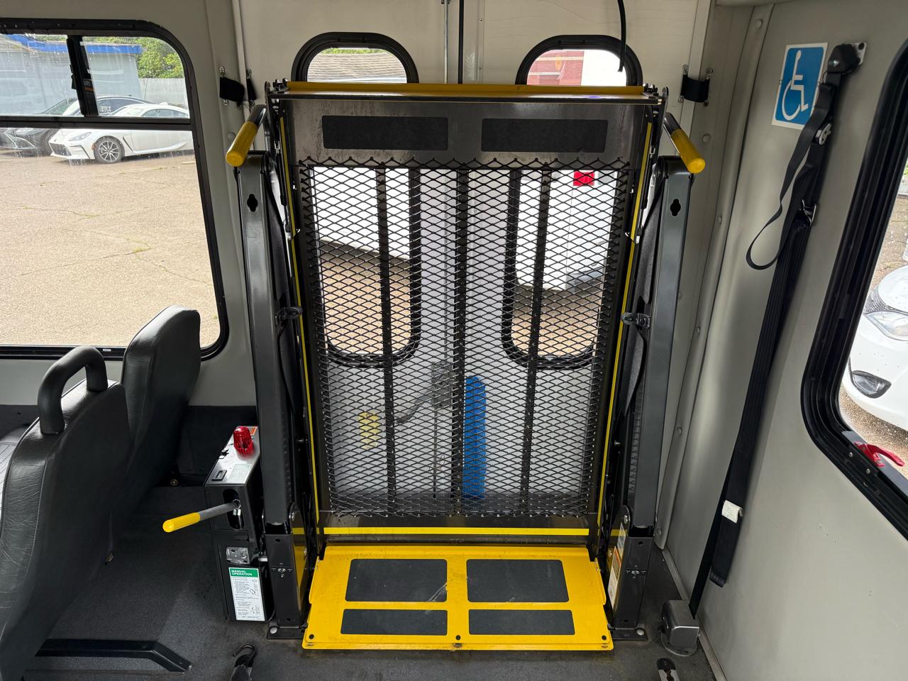 Ford Econoline Commercial Cutaway E-350 Super Duty 138" SRW 2013