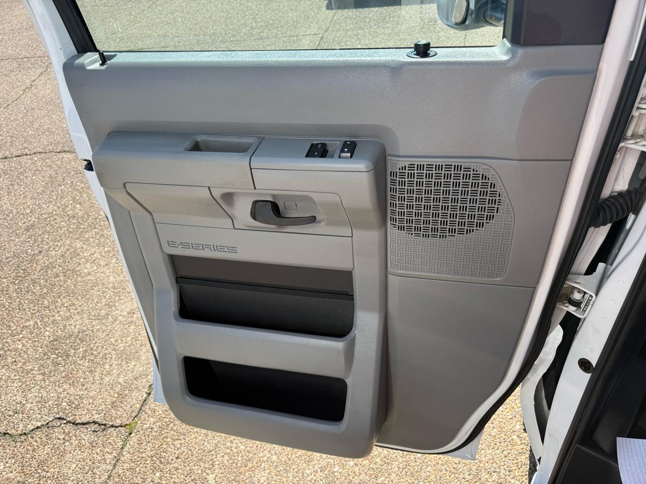 Ford E-Series Cutaway E-350 SRW 138" WB 2024