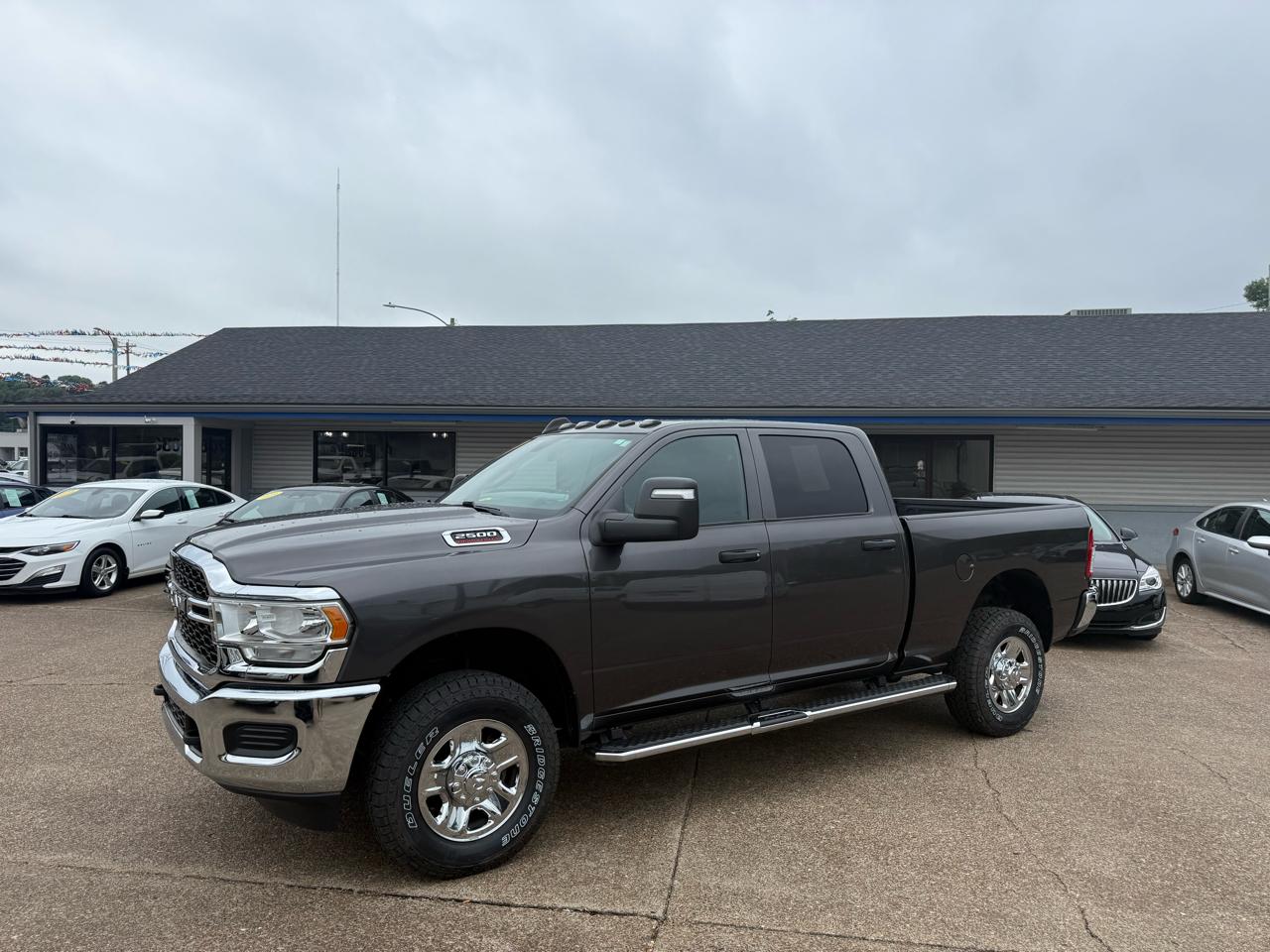 RAM 2500 Tradesman 4x4 Crew Cab 6'4" Box 2023
