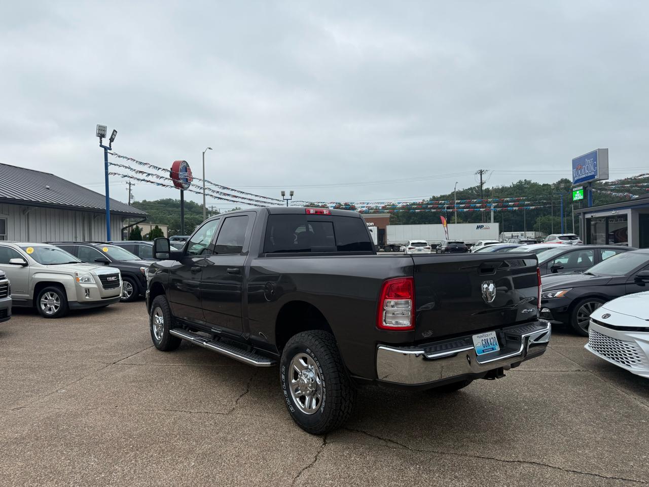 RAM 2500 Tradesman 4x4 Crew Cab 6'4" Box 2023