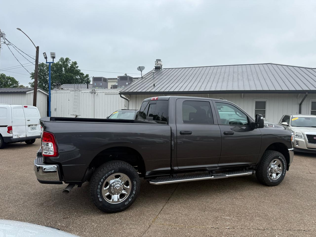 RAM 2500 Tradesman 4x4 Crew Cab 6'4" Box 2023