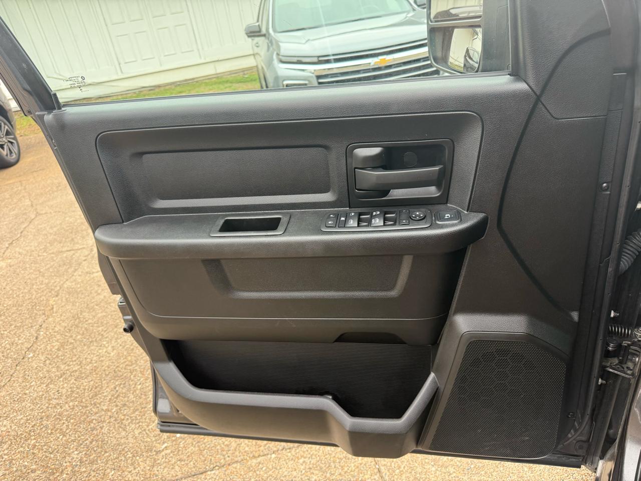 RAM 2500 Tradesman 4x4 Crew Cab 6'4" Box 2023