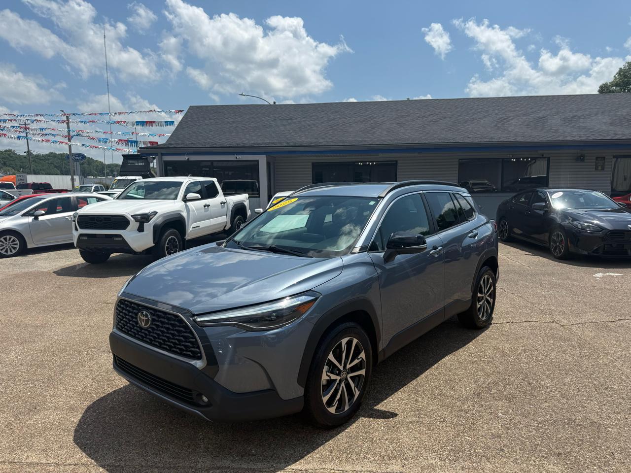 Toyota Corolla Cross XLE 4D SUV FWD 2025