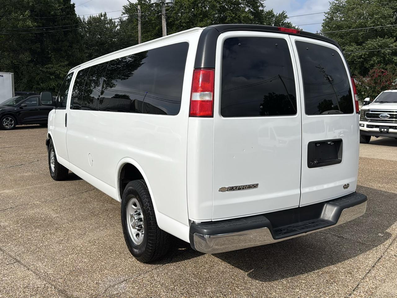 Chevrolet Express Passenger RWD 3500 155" LT 2018