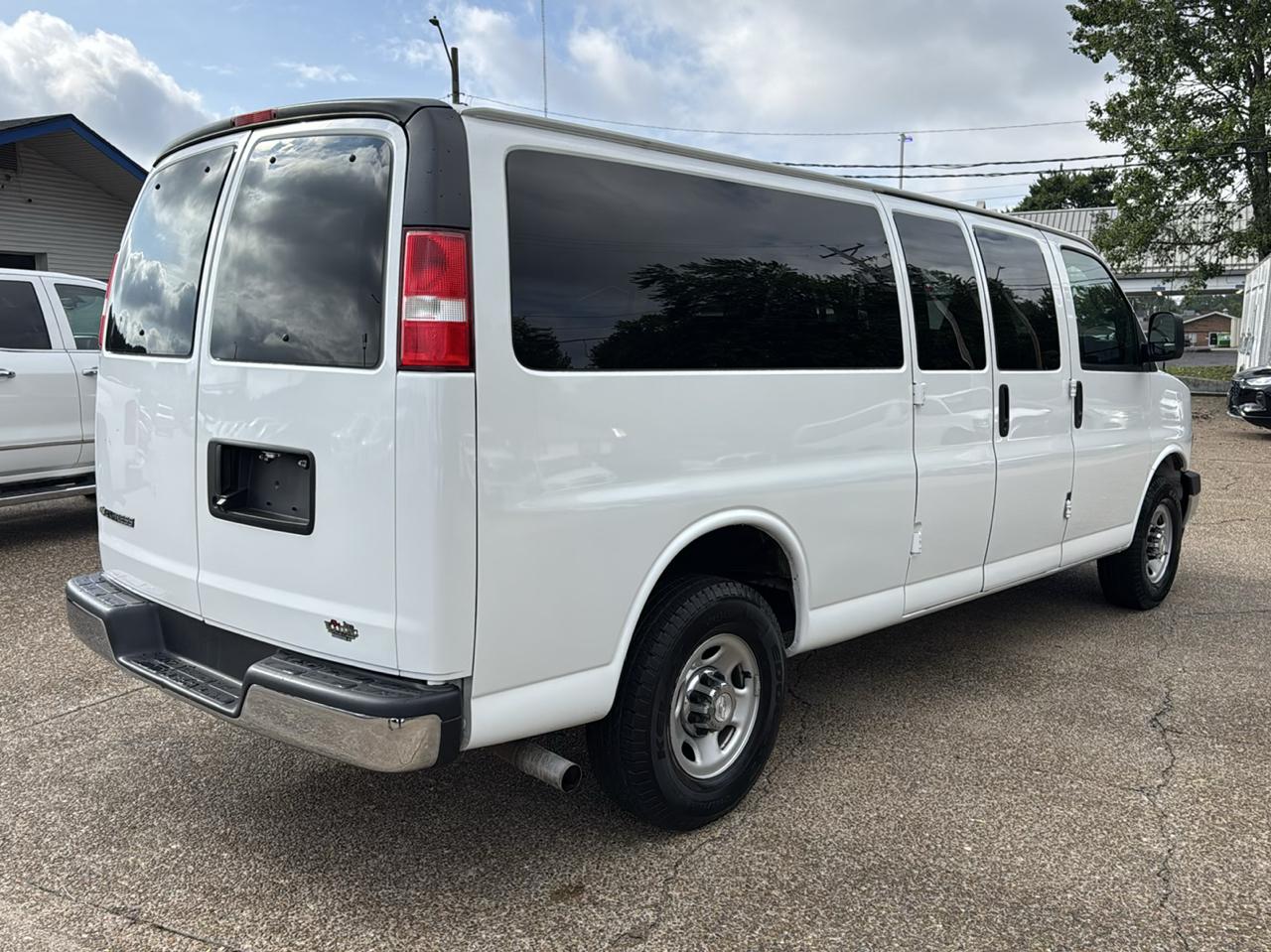 Chevrolet Express Passenger RWD 3500 155" LT 2018