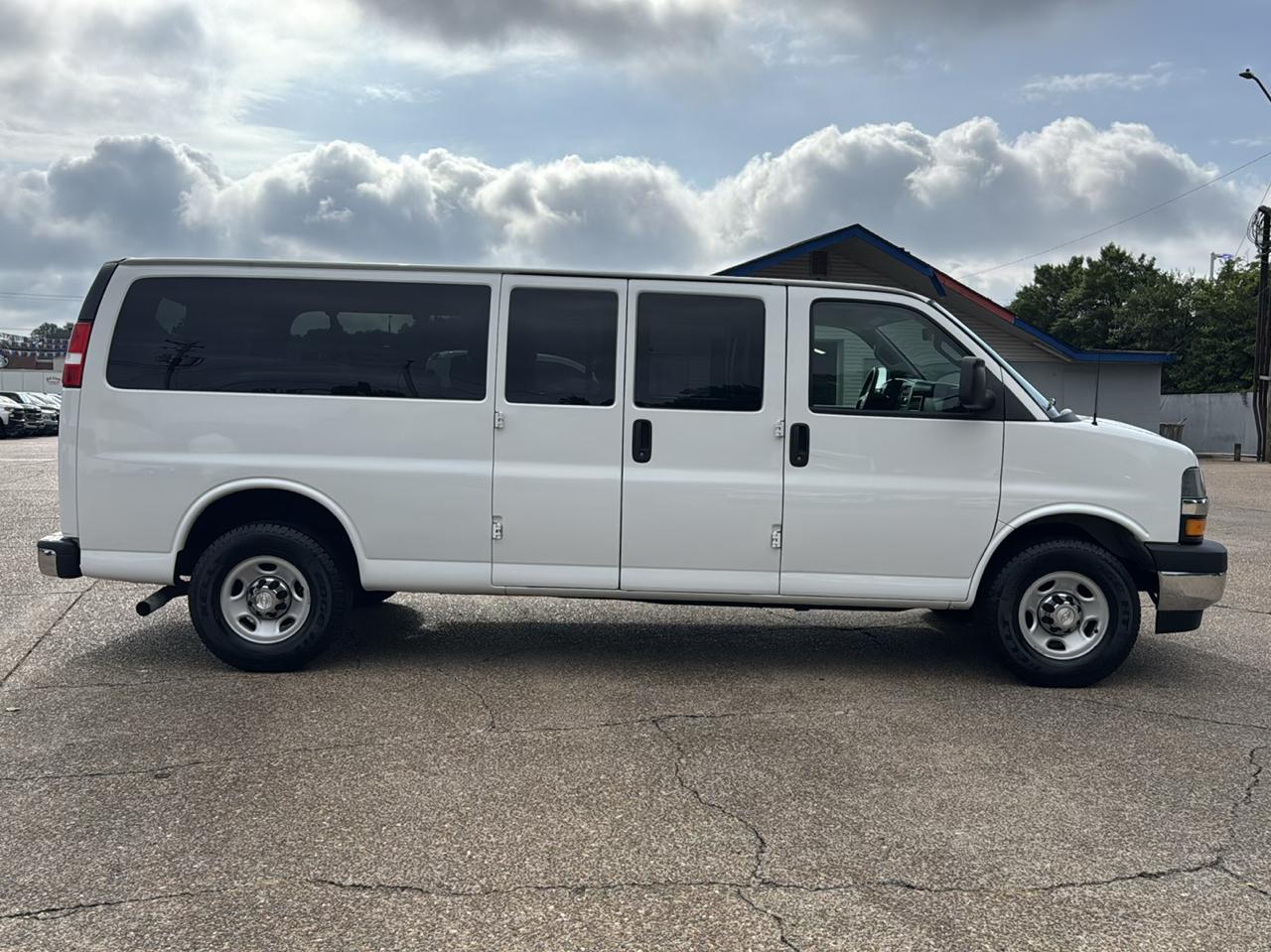 Chevrolet Express Passenger RWD 3500 155" LT 2018