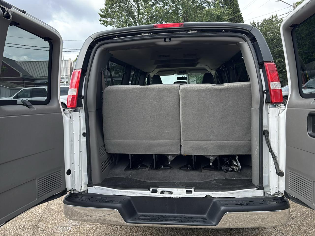 Chevrolet Express Passenger RWD 3500 155" LT 2018