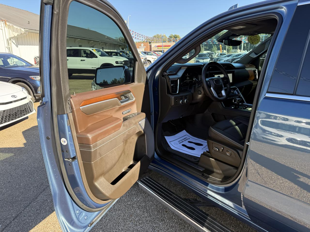 GMC Sierra 1500 4WD Crew Cab 147" Denali 2025
