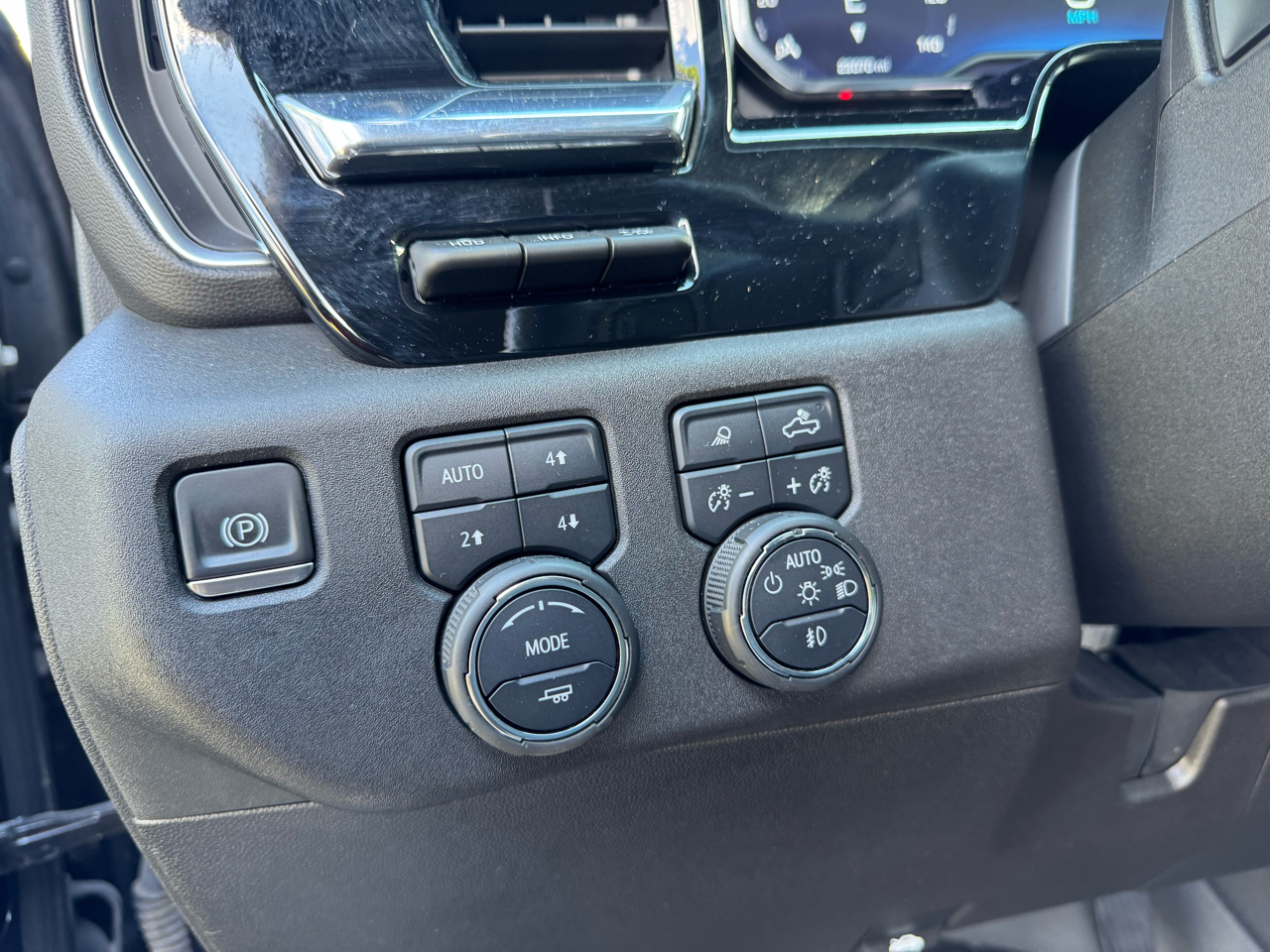 2024 Chevrolet Silverado 3500HD LTZ photo 17