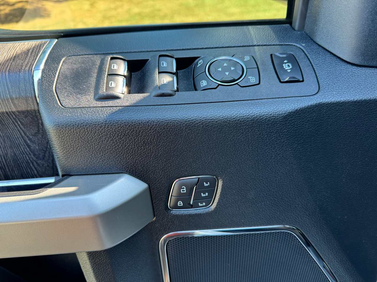 2020 Ford F-350 Lariat photo 23