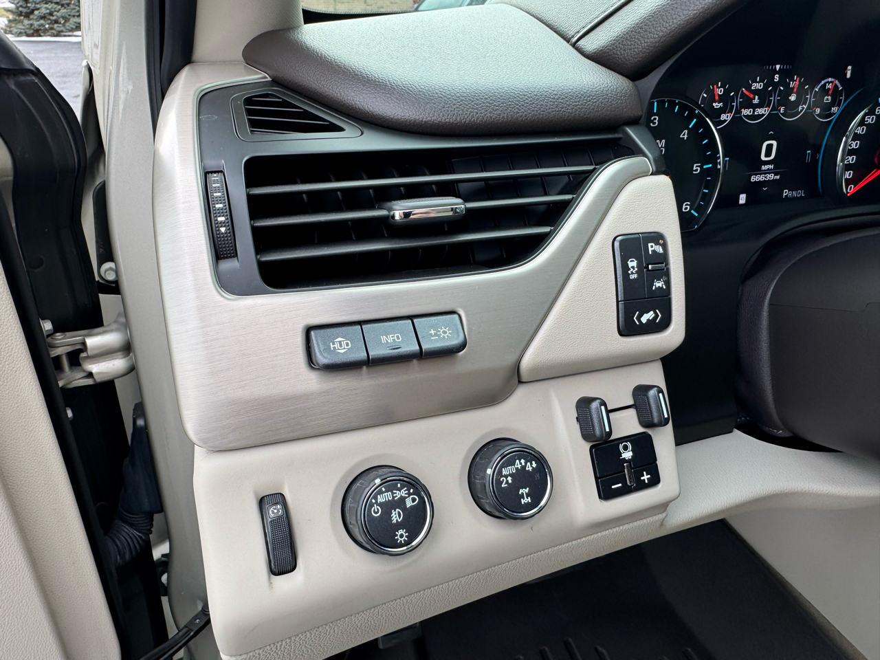 GMC Yukon Denali 4WD 2017