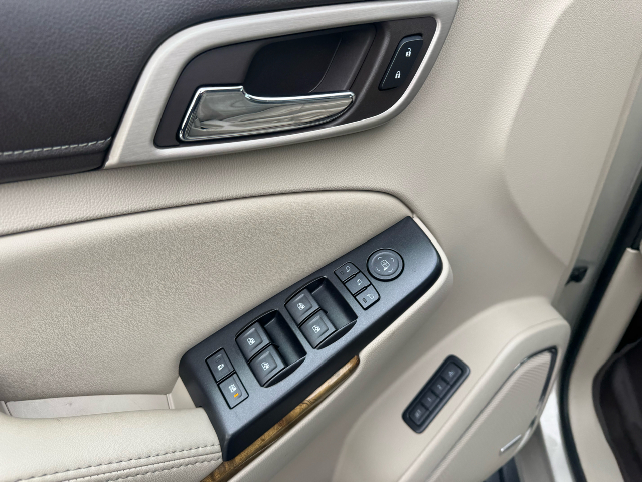 GMC Yukon Denali 4WD 2017