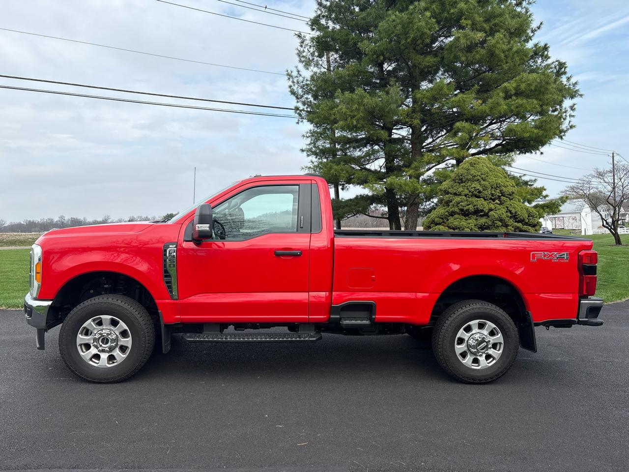Ford F-350 SD XLT 4WD Reg Cab 8' Box 2023