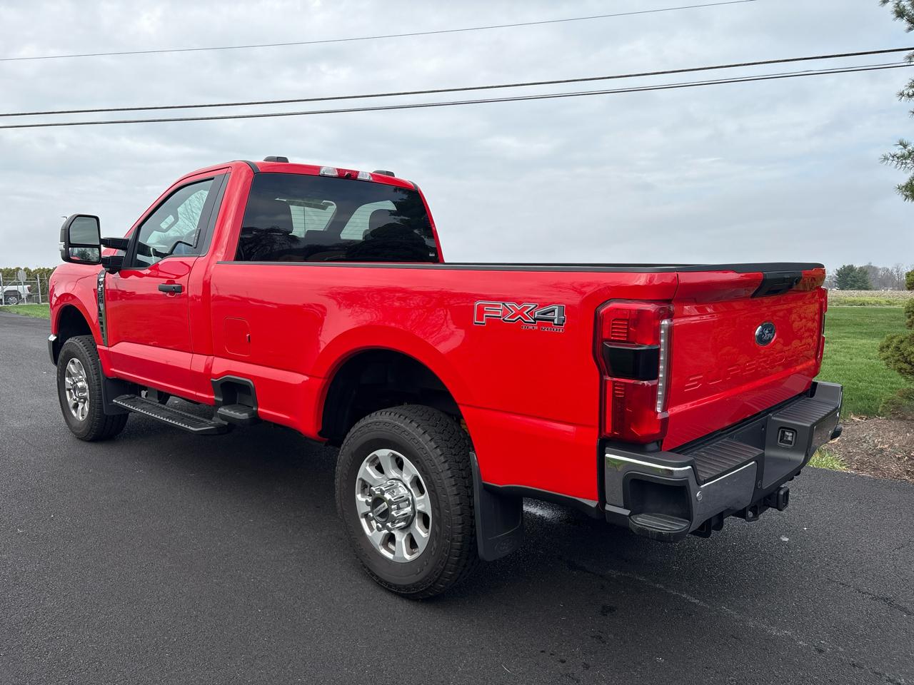 Ford F-350 SD XLT 4WD Reg Cab 8' Box 2023