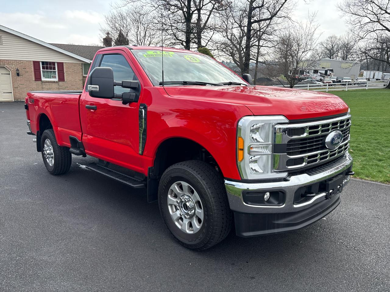 Ford F-350 SD XLT 4WD Reg Cab 8' Box 2023