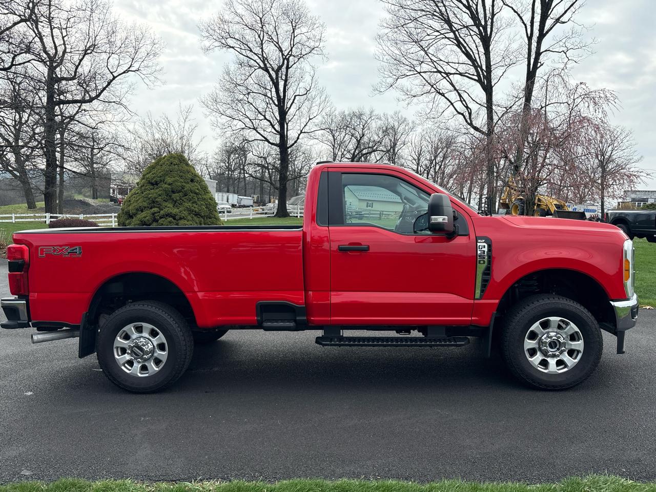 Ford F-350 SD XLT 4WD Reg Cab 8' Box 2023