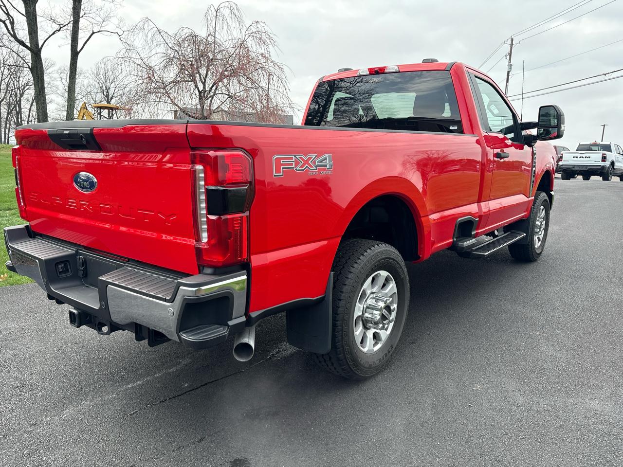 Ford F-350 SD XLT 4WD Reg Cab 8' Box 2023