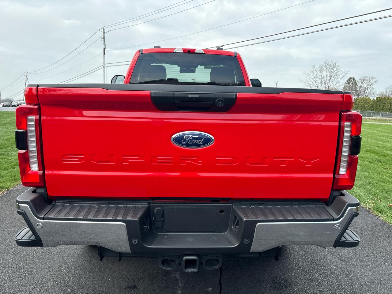 Ford F-350 SD XLT 4WD Reg Cab 8' Box 2023