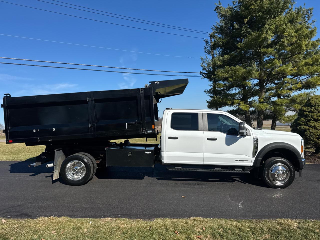 Ford Super Duty F-550 DRW XL 4WD Crew Cab 203" WB 84" CA 2024