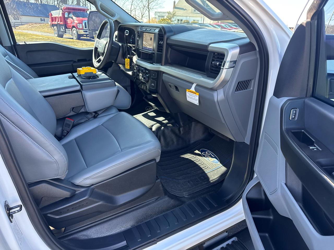 Ford Super Duty F-550 DRW XL 4WD Crew Cab 203" WB 84" CA 2024