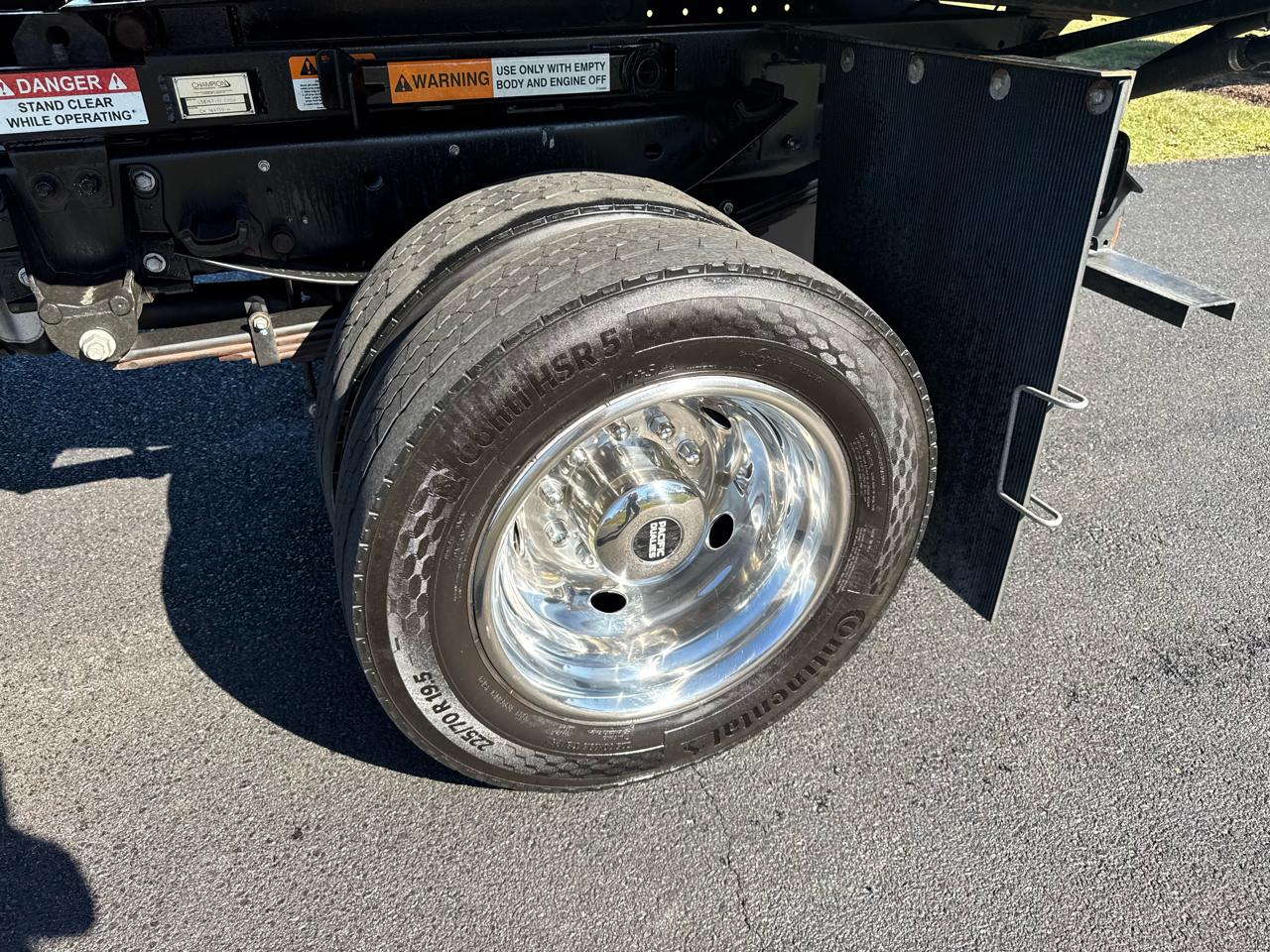 Ford Super Duty F-550 DRW XL 4WD Crew Cab 203" WB 84" CA 2024