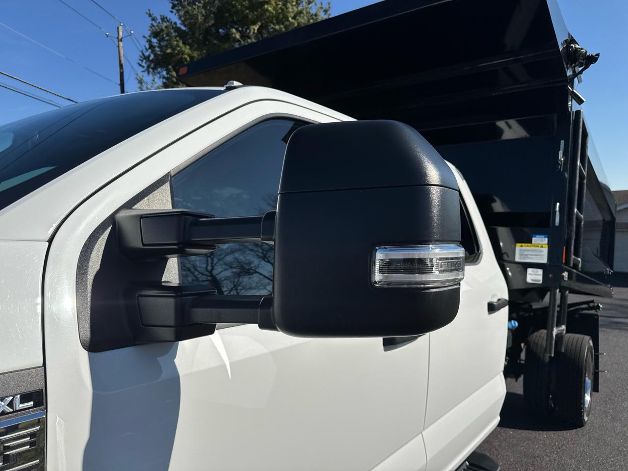 Ford Super Duty F-550 DRW XL 4WD Crew Cab 203" WB 84" CA 2024