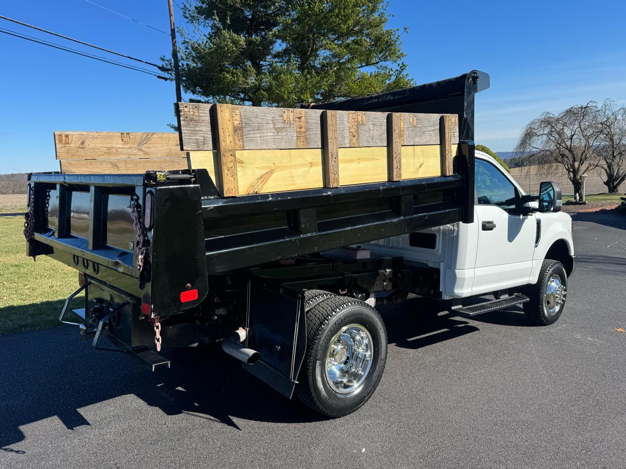 Ford Super Duty F-350 DRW XL 4WD Reg Cab 145" WB 60" CA 2017